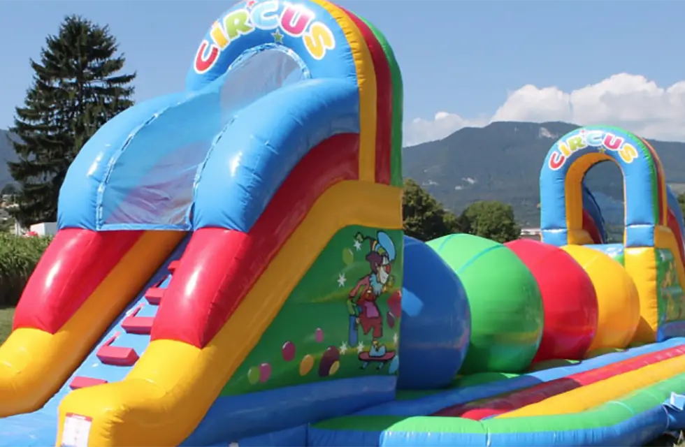 Château parcours gonflable cirque location anniversaire, fête et événement